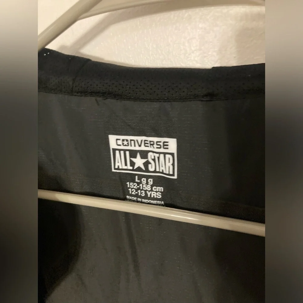 Converse hooded zip up jacket in size large. Excellent Condition. Black in color